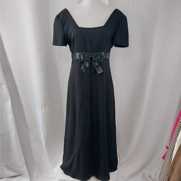 NWOT! MAGGY LONDON! RICH BLACK HEAVY CHIFFON, BOW FRONT FULL LENGTH GOWN! SZ 8 - Picture 2 of 10